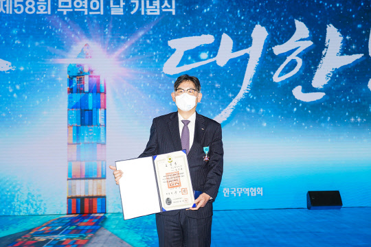 박기훈 SM상선 대표이사가 지난 6일 서울 삼성동 코엑스에서 열린 제 58회 무역의날 기념식에서 산업포장을 수상한 후 기념사진을 촬영하고 있다. <SM상선 제공>